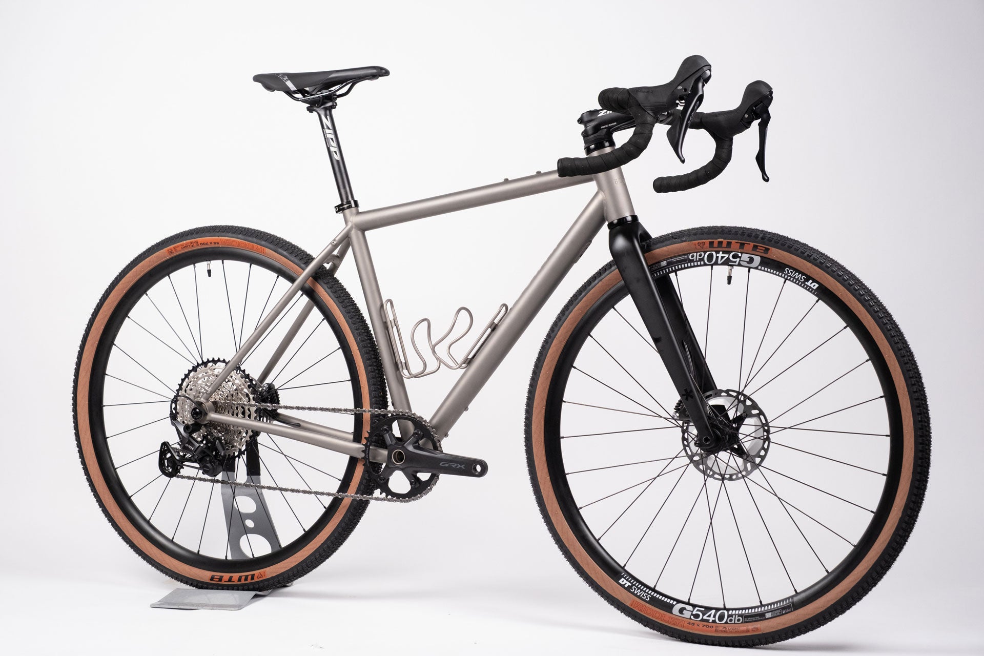 A silver and black gravel bike with Shimano GRX 610 groupset and DT Swiss wheelset.
