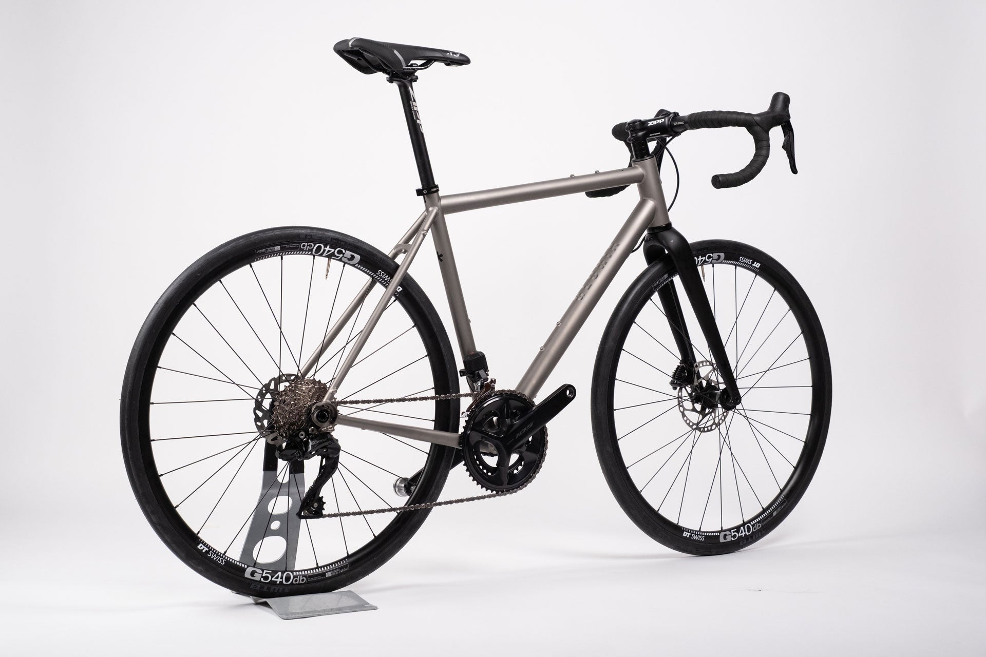 A titanium all-road bicycle with Shimano 105 Di2 groupset and DT Swiss Alloy Wheelset, equipped with Zipp Service Course handlebars and a Selle Italia X1 saddle.