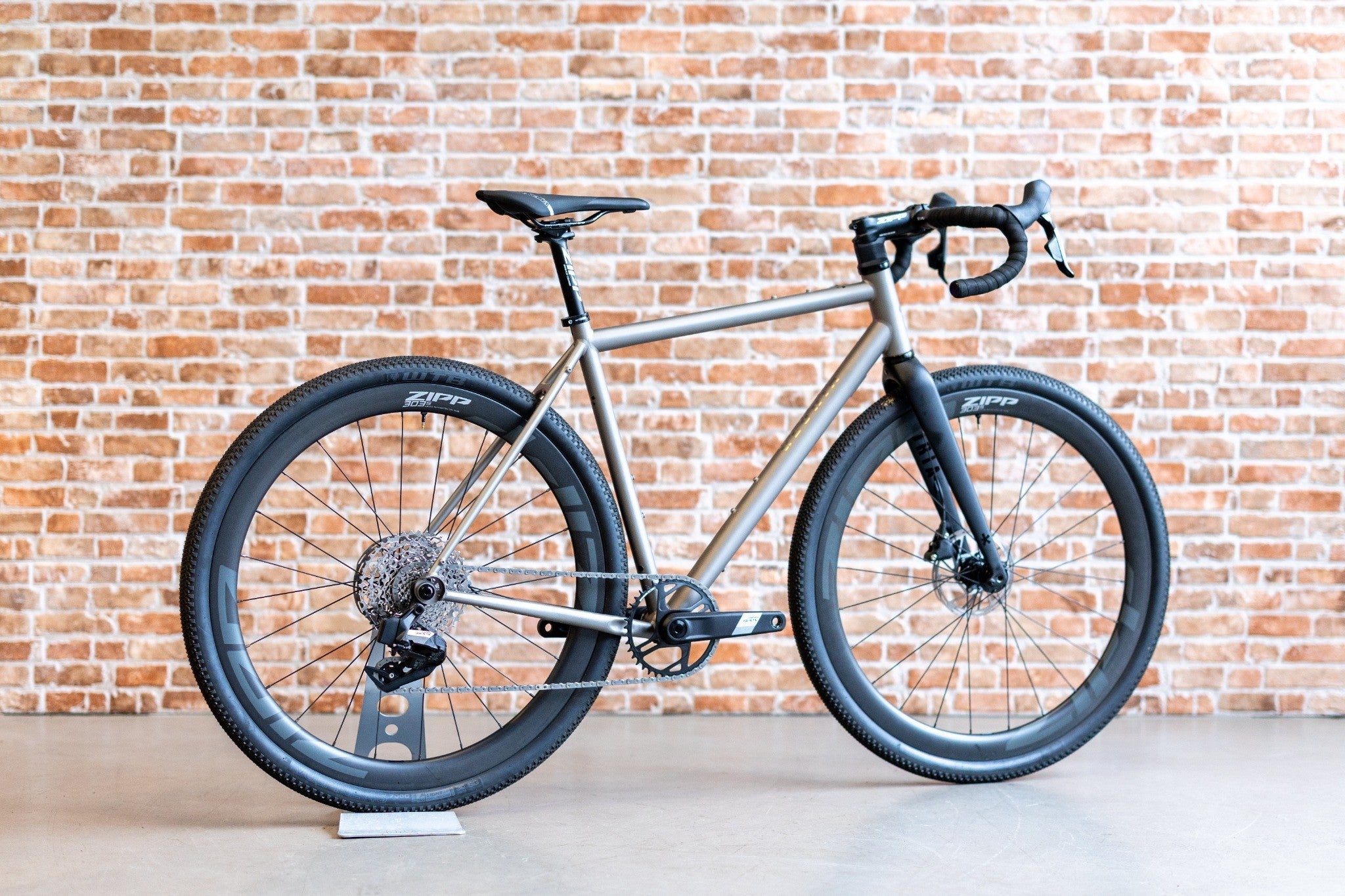 Ex-Display Gloria All-Road Titanium – SRAM Apex XPLR AXS – Zipp 303 S Carbon Wheels